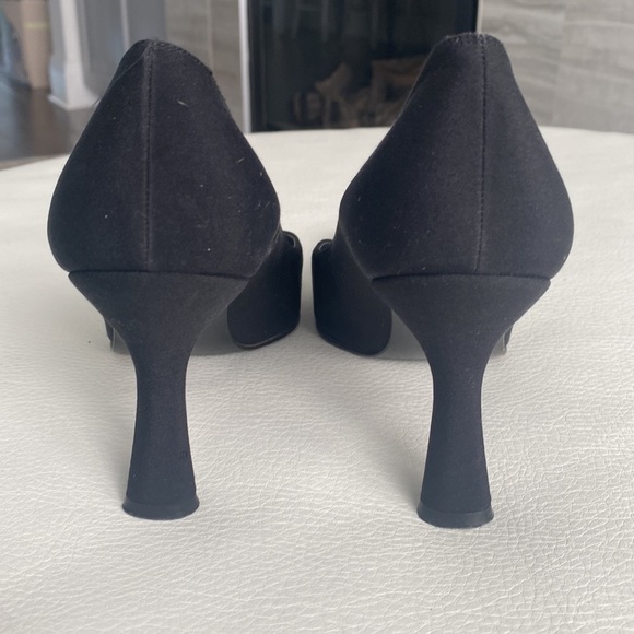 Stuart Weitzman closed toe pump - Picture 4 of 7